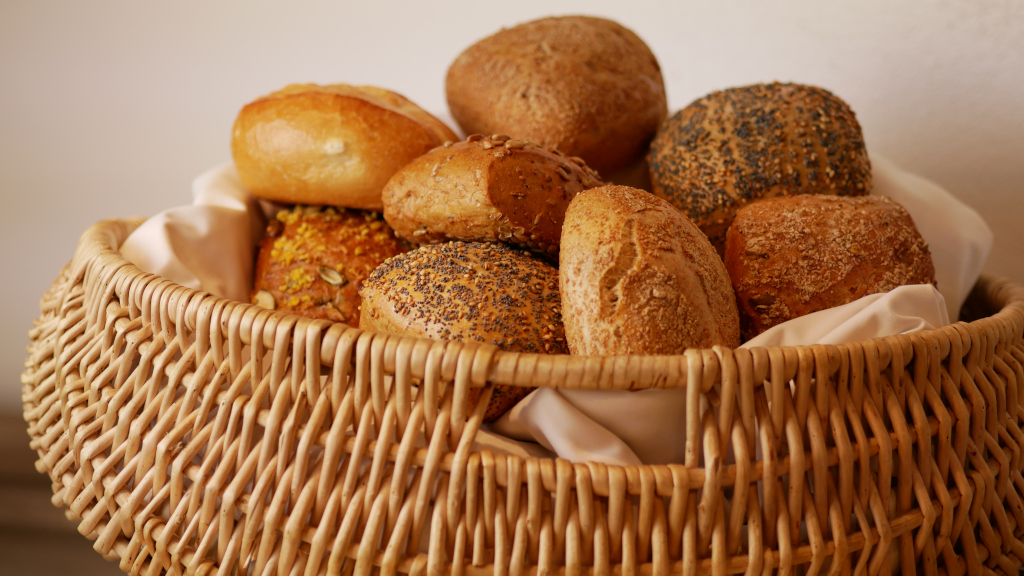 Korb mit frischen Brötchen