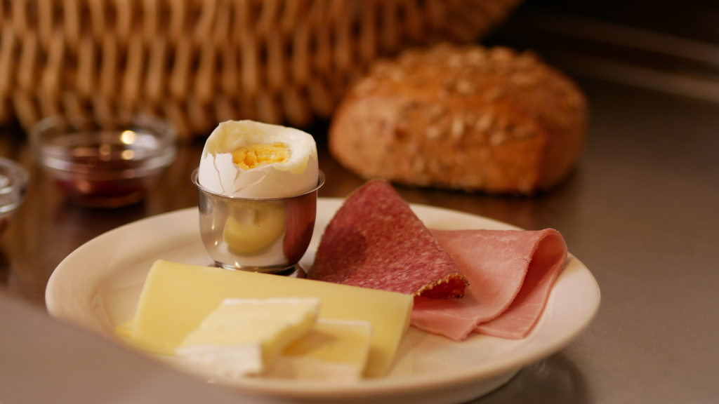 Frühstücksei mit Käse und Wurst