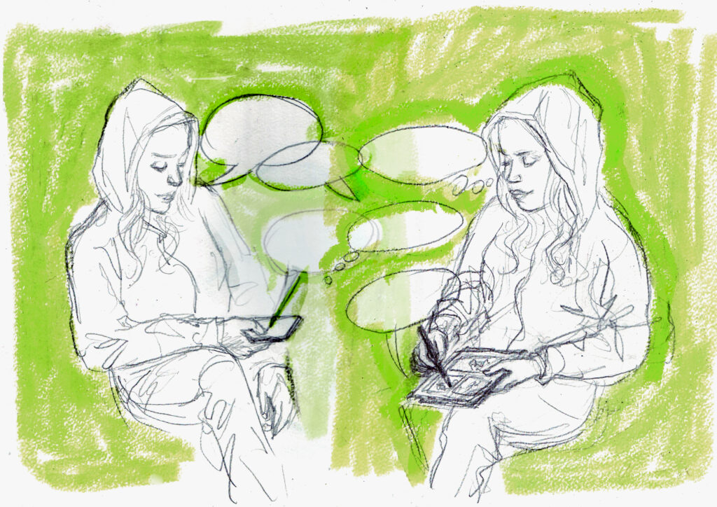 Bleistiftzeichnung zweier Mädchen. Sie sitzen sich gegenüber und haben ein Handy in der Hand. Sprechblasen sind zu sehen. Der Hintergrund ist hellgrün.